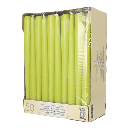 En kartong med 50 Starpak ljusljus (Ø 2,2 cm - 25 cm), delvis förpackade i klar plastfilm, är öppen på framsidan för att presentera de höga vita ljusen med lång brinntid.