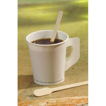En vit engångsmugg med mörkt kaffe håller en PAPSTAR rörpinne av trä "pure" (13 cm), bredvid en annan miljövänlig träpinne från PAPSTAR GmbH. Bakgrunden är mjukt suddig.