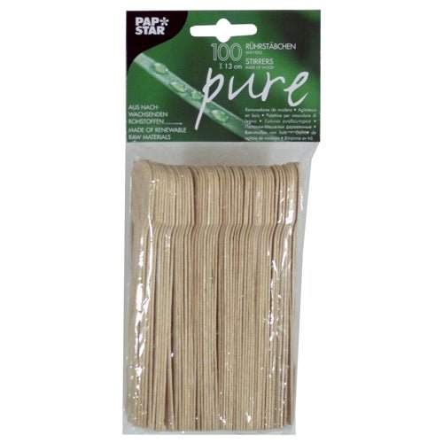 En förpackning med 100 PAPSTAR rörpinnar av trä "pure" (13 cm), miljövänliga och stabila, i en påse från PAPSTAR GmbH - staplade och förpackade i transparent folie med grön-svart etikett.