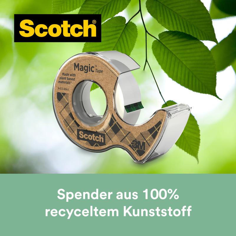 En Scotch® Magic™-tejp (19 mm x 20 m) från 3M Deutschland GmbH - med 66 % växtbaserat lim och dispenser av återvunnet material - hänger på ett snöre i trädet, omgiven av gröna blad.