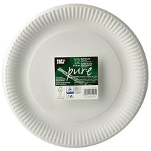 En förpackning med 12 runda vita PAPSTAR ”pure” engångstallrikar av återvunnen kartong med strukturerad kant. Det övre etiketten visar produktdetaljer och märket av PAPSTAR GmbH och understryker därmed den miljövänliga designen.