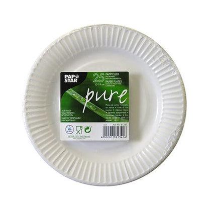 I förpackningen är ett 25-pack runda, vita engångspapptallrikar "pure" från PAPSTAR GmbH avbildad, på den centrala etiketten visas varumärkes- och produktdetaljer på flera språk.