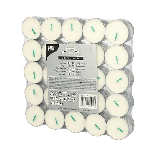 En förpackning med 50 vita PAPSTAR Teeljus (100 % stearin, Ø 37,2 mm, 15,5 mm) från PAPSTAR GmbH – ordnade i fem rader om tio stycken vardera och förpackade i plast med flerspråkiga etiketter och anvisningar på framsidan.