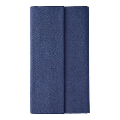 En duk från PAPSTAR GmbH från ROYAL-kollektionen (Tissue, 120 x 180 cm) i mörkblått är prydligt vikt och vertikalt placerad framför en enkel vit bakgrund, vilket understryker dess högkvalitativa kvalitet.