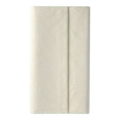 En prydligt vikt, krämfärgad PAPSTAR-duk från ROYAL-kollektionen (120 cm x 180 cm, PAPSTAR GmbH) framför en enkel vit bakgrund.