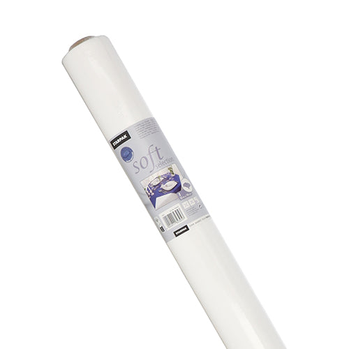 Mot vit bakgrund är en diagonalt placerad rulle Starpak bordsduk, tyg-liknande, fleece "Soft Selection" avbildad, med en etikett med produktdetaljer, varumärket Starpak och en bild av en bäddad säng.