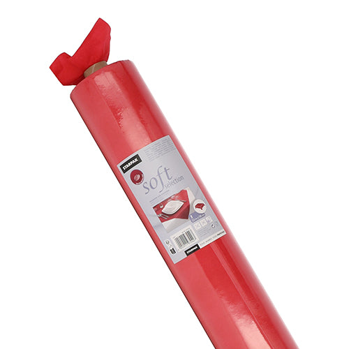 En rulle röd Starpak-bordsduk, tyg-liknande fleece "Soft Selection", insvept i genomskinlig folie med produktetikett och streckkod, har ett blad som delvis dras ut ovanifrån.