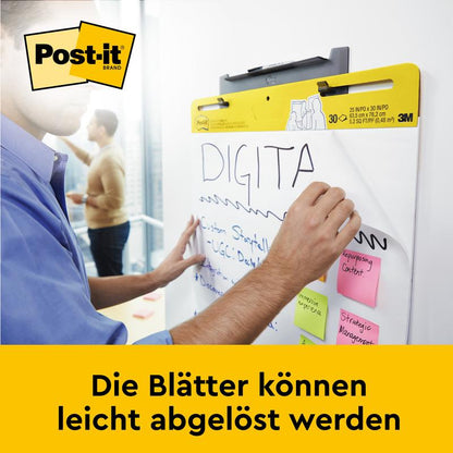 En användare skriver på ett Post-it® Super Sticky självhäftande mötesblock/flipchart från 3M Deutschland GmbH (58,4 x 50,8 cm), där flera notislappar är fästa. Under står det: "Bladen kan enkelt tas bort."