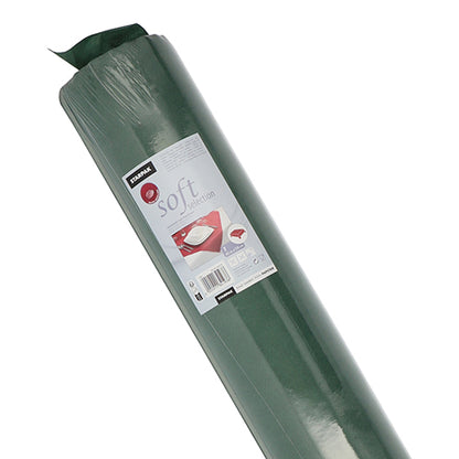 En rullad grön Starpak bordsduk, tygliknande fleece "Soft Selection", av genomskinlig plast med en etikett med produktdetaljer och ett bordfoto med tallrikar och servetter. Märke: Starpak.