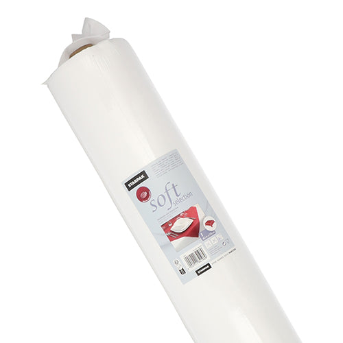 En upprätt, stor vit rulle med texten "Soft Selection" visar Starpak-märkningen, produktdetaljer och en bild på en kudde. Denna tygliknande fleece Starpak-bordsduk visas mot en vit bakgrund.