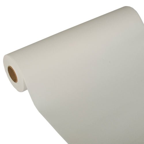 En delvis avrullad bordsduk från PAPSTAR GmbH, Tissue "ROYAL Collection" (24 m x 40 cm), är avbildad snett på vit bakgrund så att vävnadsmaterialet och den centrala pappcylindern är synliga.
