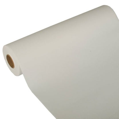 En delvis avrullad bordsduk från PAPSTAR GmbH, Tissue "ROYAL Collection" (24 m x 40 cm), är avbildad snett på vit bakgrund så att vävnadsmaterialet och den centrala pappcylindern är synliga.