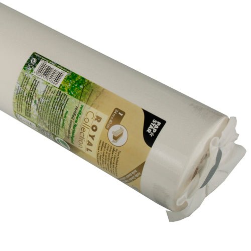 En upprullad PAPSTAR bordsduk, Tissue "ROYAL Collection" (24 m x 40 cm) från PAPSTAR GmbH, förpackad i genomskinlig plast med en beige etikett med varumärkesinformation, bruksanvisningar, gröna och bruna accenter och en streckkod.