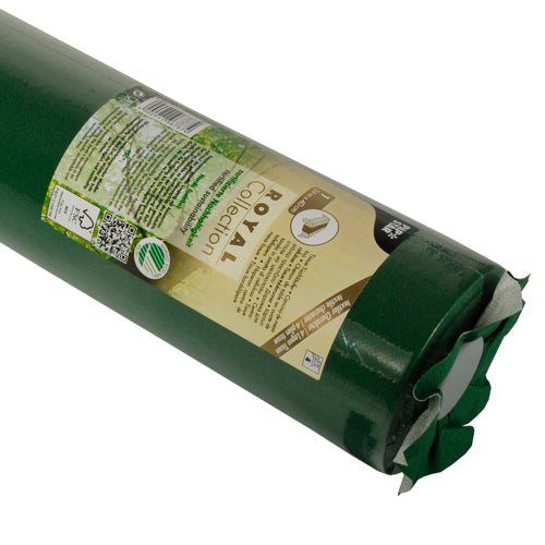En grön rulle PAPSTAR bordsduk, Tissue "ROYAL Collection" (24 m x 40 cm) från PAPSTAR GmbH, med ljusbrun och grön etikett med produktinformation och streckkod. Änden är insvept i grön plast – idealisk för attraktiva bordsduksarrangemang.
