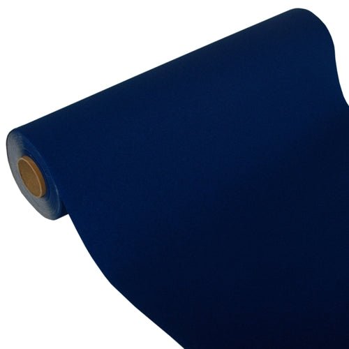 En delvis utrullad PAPSTAR bordsduk, Tissue "ROYAL Collection" (24 m x 40 cm) från PAPSTAR GmbH i mörkblått, vars pappkärna syns i ena änden, presenteras mot vit bakgrund.