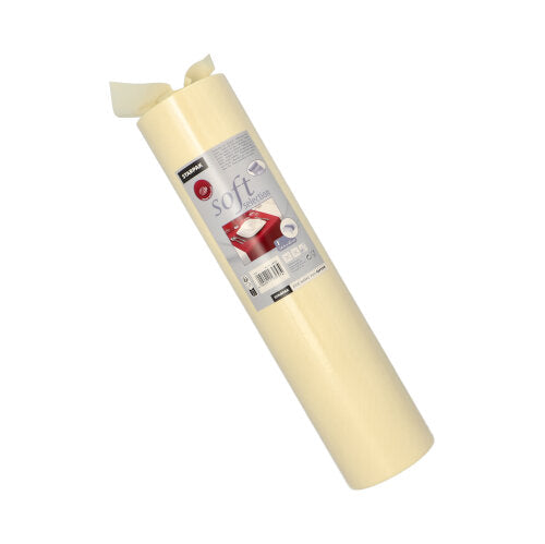 Mot vit bakgrund är en upprullad Starpak bordsduk, tygliknande nonwoven "soft selection" (24 m x 40 cm), med etikett med varumärke, bruksanvisning och streckkod avbildad.