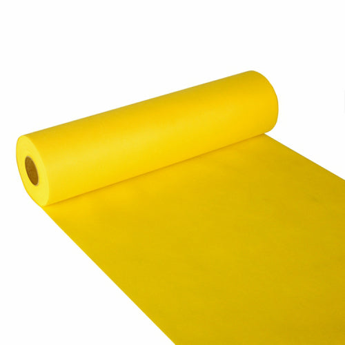 En rulle Starpak bordsduk, tygliknande nonwoven "Soft Selection" (24 m x 40 cm), i lysande gult, är utbredd på en vit yta och visar det mjuka papperet som sticker ut från den cylindriska Starpak-rullen.