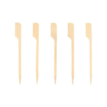 Fünf PAPSTAR 250 Fingerfood - Spieße "pure" der PAPSTAR GmbH sind senkrecht auf einem schlichten weißen Hintergrund angeordnet. Jedes Plektrum ist hell, hat ein flaches, abgewinkeltes Ende und eine spitze Spitze - ideal zum Servieren von Fingerfood.