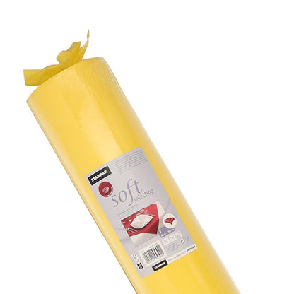 En rulle Starpak-bordsduk, tyg-liknande fleece "Soft Selection", står snett framför en vit bakgrund och visar en etikett med varumärket Starpak, produktnamnet och ett bord dukat med porslin.