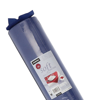 En rulle blå Starpak-bordsduk "Soft Selection" med tyg-liknande fleece från varumärket Starpak, med produktsymboler och detaljer på förpackningen samt en bild av bordsduken draperad över en röd tallrik.