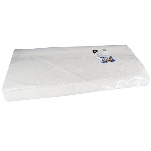 En rektangulär vit PAPSTAR pappersduk med damastprägling (70x60 cm, 250 blad) från PAPSTAR GmbH är förpackad i genomskinlig plast och försedd med en etikett uppe till höger på en enkel vit bakgrund.