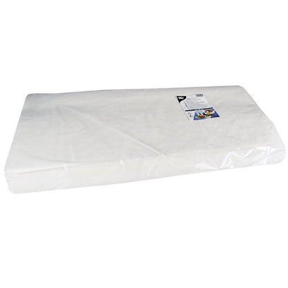 En rektangulär vit PAPSTAR pappersduk med damastprägling (70x60 cm, 250 blad) från PAPSTAR GmbH är förpackad i genomskinlig plast och försedd med en etikett uppe till höger på en enkel vit bakgrund.