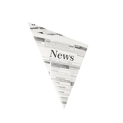 En triangulär PAPSTAR 1000 spetsig påse från PAPSTAR GmbH visar ett svartvitt tidningstryck med "News" i det övre området. Denna fettbeständiga pergamentersättning är utmärkt för pommes frites förpackning i gastronomi, allt mot en enkel vit bakgrund.