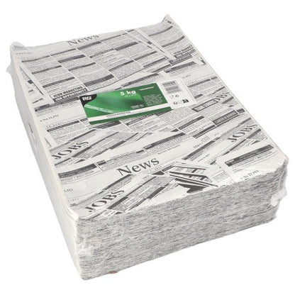 En stor hög PAPSTAR 5 omslagspapper, 3cm x 2cm „Newsprint“ från PAPSTAR GmbH, tillverkad av högkvalitativt material och insvept i plast med en grön-vit etikett (5 kg), idealisk för packning, med simulerade tidningsartiklar och platsannonser.