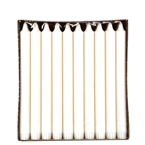 En låda med 30 vita PAPSTAR kronljus (Ø 2,2 cm, 100 % stearin) från PAPSTAR GmbH, upprätt i rad och betraktad ovanifrån på en enkel vit bakgrund för jämn förbränning.