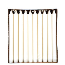 Eine Schachtel mit 30 weißen PAPSTAR Kronkerzen Stabkerzen (Ø 2,2 cm, 100 % Stearin) der PAPSTAR GmbH, aufrecht in einer Reihe angeordnet und von oben auf einem schlichten weißen Hintergrund für gleichmäßigen Abbrand betrachtet.