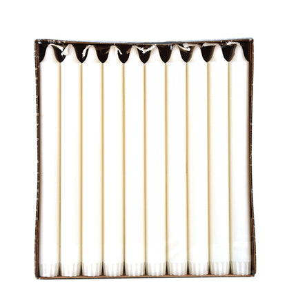 En låda med 30 vita PAPSTAR kronljus (Ø 2,2 cm, 100 % stearin) från PAPSTAR GmbH, upprätt i rad och betraktad ovanifrån på en enkel vit bakgrund för jämn förbränning.