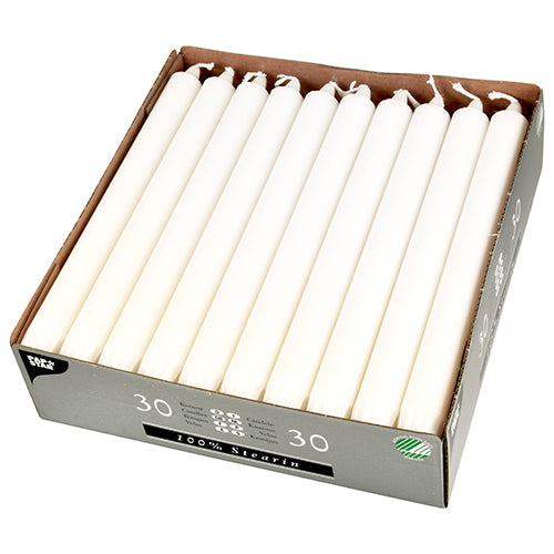 En låda med 30 PAPSTAR kronljus (Ø 2,2 cm, vit, 100 % stearin) från PAPSTAR GmbH, prydligt arrangerade i tre rader i en delvis öppen kartongförpackning med jämna ljus och synlig veke.