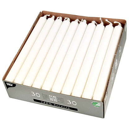En låda med 30 PAPSTAR kronljus (Ø 2,2 cm, vit, 100 % stearin) från PAPSTAR GmbH, prydligt arrangerade i tre rader i en delvis öppen kartongförpackning med jämna ljus och synlig veke.