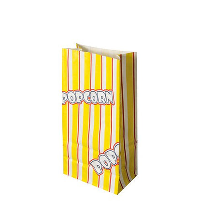 En hög, rektangulär popcornpåse från PAPSTAR GmbH från serien "Popcorn" fettresistent pergamentersättning med gul-vita ränder och kraftig "POPCORN"-tryck står tom och upprätt mot en vit bakgrund.