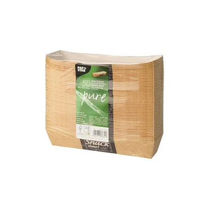 En förpackning PAPSTAR 50 snackbrickor, kartong "pure" "Good Food" från PAPSTAR GmbH är avbildad i klar plast med grön och vit etikett. Dessa rektangulära bruna brickor är miljövänliga, av hållbart material för servering av snacks.