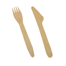 Ein PAPSTAR Besteckset Holz "pure" 16,5 cm Messer und Gabel von PAPSTAR GmbH liegt nebeneinander auf weißem Hintergrund. Das umweltfreundliche Holzbesteck überzeugt durch ein schlichtes, glattes Design.