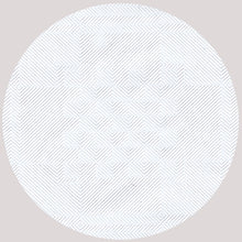 Ein kreisförmiges Muster aus dünnen, diagonalen grauen Linien bildet geometrische Rauten und sorgt für einen optischen Effekt auf dem PAPSTAR Papiertischtuch Damastprägung, weiß (50 m x 0,8 m) - ideal für die stilvolle Tischdekoration der PAPSTAR GmbH.