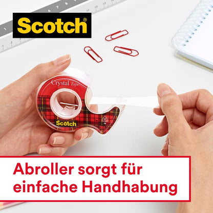 En person använder en röd rutig dispenser för att applicera Scotch® Crystal tejp 6-1925R3 (19 mm x 25 m, 3 rullar/förpackning) från 3M Deutschland GmbH. I närheten finns en linjal, röda gem och en anteckningsbok; tysk text framhäver påfyllningsförpackningen.