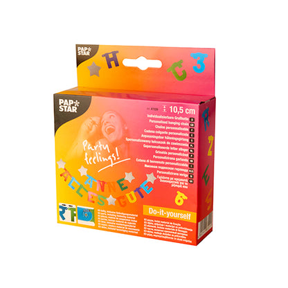 Das PAPSTAR GmbH Auslaufartikel individualisierbare Grußkette Set kommt in einer farbenfrohen Schachtel mit bunten Buchstaben, fröhlichen Motiven, mehrsprachigem Text und Produktdetails inklusive Abmessungen auf der Vorderseite.