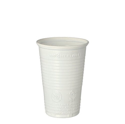 En Starpak 25 drickbägare (PP, 0,2l, Ø 7,03cm, 9,9cm hög) står upprätt på vit bakgrund; den enkla vita bägaren har horisontella ränder och präglade text-/återvinningssymboler – idealisk för resan.