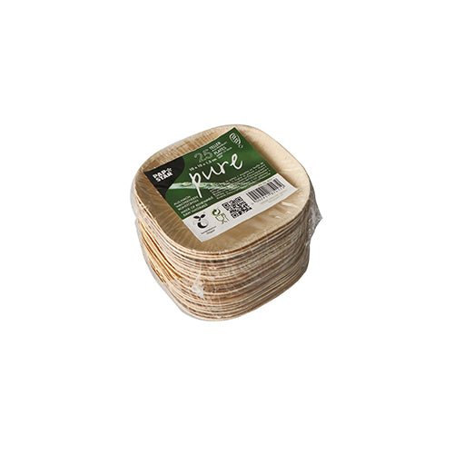 En stapel kvadratiska PAPSTAR 25 tallrikar av palmblad ("pure") från PAPSTAR GmbH, miljövänligt tillverkade, förpackade i plast och försedda med grön-vit etikett med produktinformation.