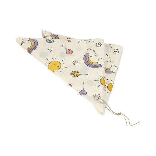 En vikt trekantsscarf med snöre, med lekfulla sol-, regnbågs-, moln-, klubba- och blomsterdesigner på vitt, inspirerad av PAPSTAR 1000 spetsiga påsar i pergamentersättning, fettsäkra från PAPSTAR GmbH.