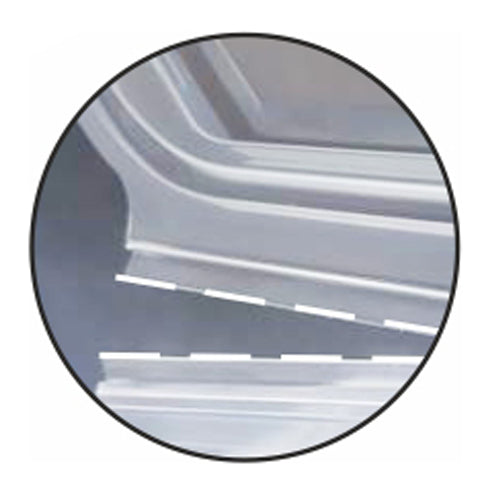 Närbild av en metallkant med plåtens feljustering, markerad av en streckad linje – liknande passformproblemen som observerats hos Starpak 50 förpackningsbägare med gångjärnslock, PP transparent åttakantig från Starpak.