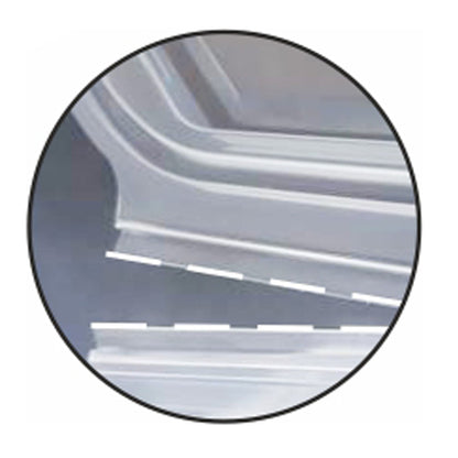 Närbild av en metallkant med plåtens feljustering, markerad av en streckad linje – liknande passformproblemen som observerats hos Starpak 50 förpackningsbägare med gångjärnslock, PP transparent åttakantig från Starpak.