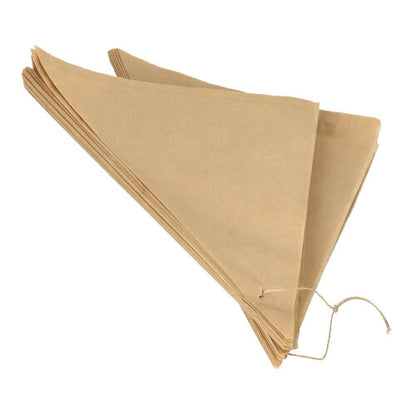 En hög med PAPSTAR 1000 spetsiga påsar i pergamentersättning, fettsäkra papperskaffefilter från PAPSTAR GmbH är bundna med ett snöre och arrangerade på en vit bakgrund.