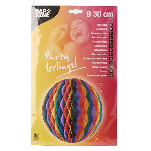På förpackningen från PAPSTAR GmbH finns en färgglad 30 cm stor PAPSTAR brandhämmande bikupaboll med texten 'Festkänsla!' och två skrattande personer samt flerspråkiga översättningar.