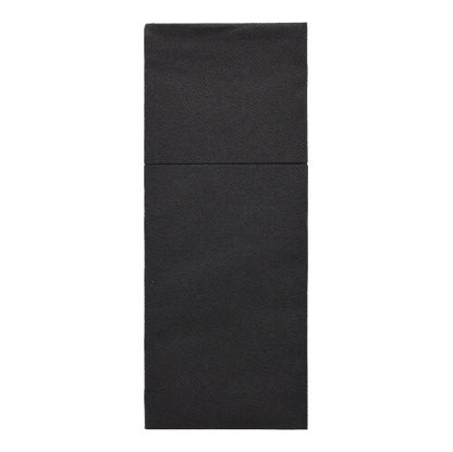 Starpak 100 bestickfickor, svarta Airlaid-servetter (40x48 cm) med bestickveck, är perfekta för en stilfull bordsdekoration och bestickfickpresentation mot vit bakgrund.