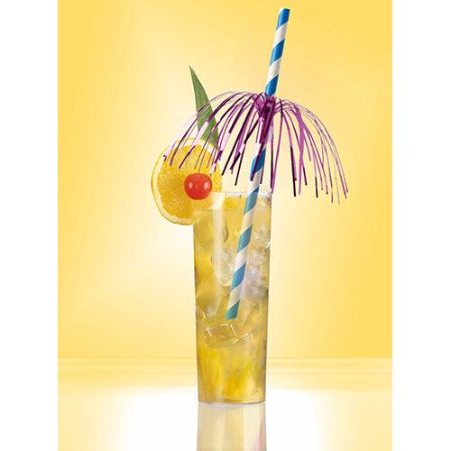 Ett högt glas med en iskall gul dryck med en apelsinskiva, ett körsbär, ett grönt blad, ett lila paraply och ett blå-vitt PAPSTAR 50 sugrör papper (Ø 6 mm · 20 cm från PAPSTAR GmbH) på gul bakgrund.