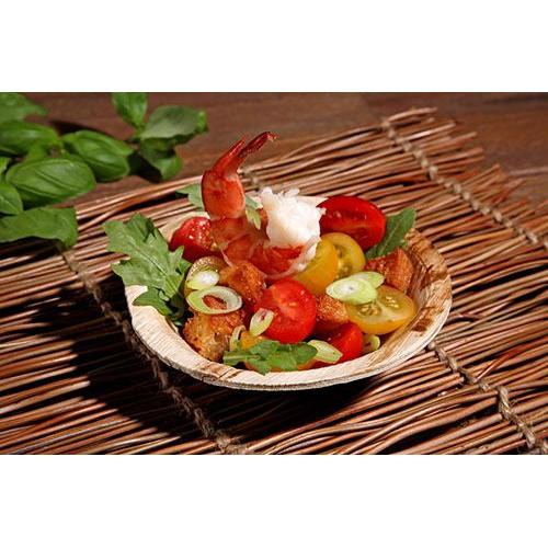 Njut av räkor, körsbärstomater, krutonger, rucola och salladslök i en PAPSTAR GmbH skål av palmblad "pure" rund (13 cm), miljövänlig - perfekt hållbart engångsservis för miljömedvetna evenemang.