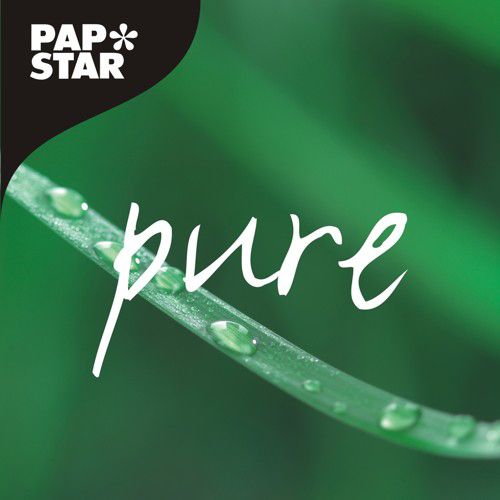 Ett grönt grässtrå med vattendroppar och ordet "pure" lyfter fram PAPSTAR GmbH skålar av palmblad "pure" rund, 13 cm, miljövänlig | krympfolie (6 stycken) - biologiskt nedbrytbart och hållbart engångsservis. Oskarp grön bakgrund.